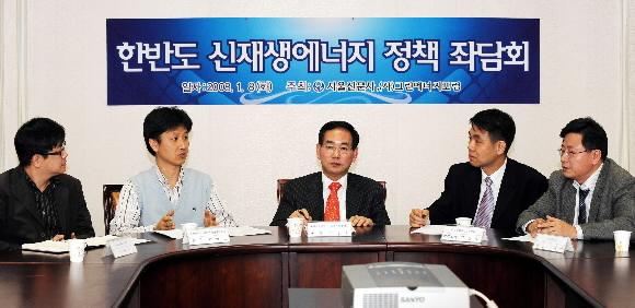 한반도 신재생에너지 정책 수립과 관련해 전문가들이 8일 서울 중구 태평로 서울신문 회의실에서 남북 상생의 지구온난화·기후변화 대응방안에 대해 논의하고 있다. 왼쪽부터 이화수 코리아카본뱅크 이사, 이명균교수(계명대), 박영우 지속가능경영원장, 김창수 평통전문위원, 오일만 산업전문기자. 류재림기자 jawoolim@seoul.co.kr