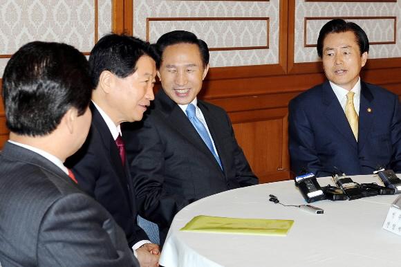 이명박 대통령 당선인이 8일 국회 귀빈식당에서 5당 원내대표 및 정책위의장과 만나 향후 정부조직법 개정안 처리 등에 대한 초당적 협력을 당부하고 있다. 왼쪽부터 천영세 민주노동당 의원단대표, 안상수 한나라당 원내대표, 이 당선인, 김효석 대통합민주신당 원내대표. 최해국기자 seaworld@seoul.co.kr