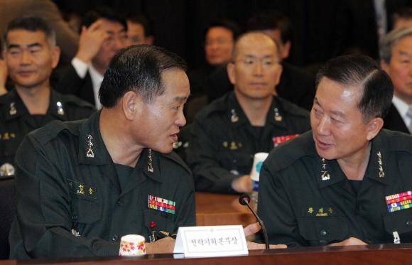 8일 서울 삼청동 경남대 극동문제연구소에서 열린 대통령직 인수위원회 국방부 업무보고 도중 이성출(왼쪽)합참전략기획본부장과 황의돈 주한미군기지이전사업단장이 이야기를 나누고 있다. 이호정기자 hojeong@seoul.co.kr