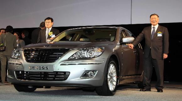 8일 서울 그랜드하얏트호텔에서 열린 현대차 ‘제네시스’신차 발표회에서 김영주(왼쪽) 산업자원부 장관과 정몽구 현대기아차그룹 회장이 차를 배경으로 포즈를 취하고 있다. 현대차 제공