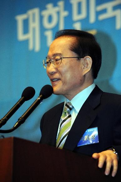 이회창 전 한나라당 총재가 10일 서울 중구 프레스센터에서 열린 자유신당 창당발기인대회에서 연설을 하고 있다. 이언탁기자 utl@seoul.co.kr 