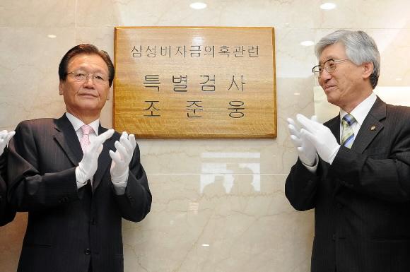 10일 오전 서울 용산구 한남동 사무실에서 열린 ‘삼성비자금 특검’ 현판식에서 조준웅(왼쪽) 특별검사와 이진강 대한변협 회장이 손뼉을 치고 있다. 정연호기자 tpgod@seoul.co.kr