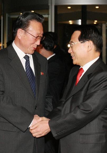 지난해 11월29일 남측을 방문한 김양건(왼쪽) 북한 노동당 통일전선부장이 귀환에 앞서 서울 광장동 워커힐호텔에서 김만복 국정원장과 작별의 악수를 나누고 있다. 서울신문 포토라이브러리