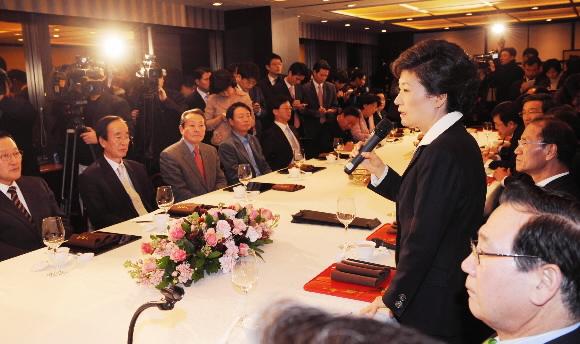 한나라당 박근혜 전 대표가 10일 여의도 63빌딩에서 열린 친박계 의원 모임에 참석,18대 총선 공천과 관련해 강경 입장을 밝히고 있다. 최해국기자 seaworld@seoul.co.kr
