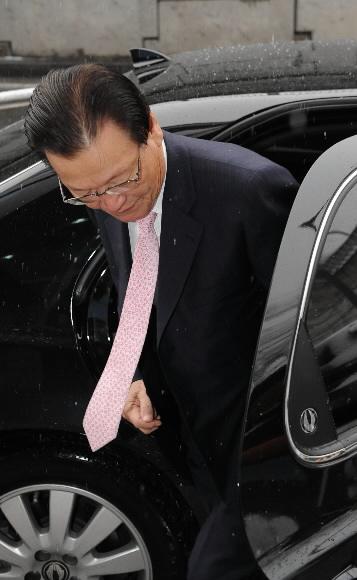 조준웅 삼성비자금 특별검사가 11일 오전 서울 용산구 한남동 특검 사무실로 출근하고 있다. 손형준기자 boltagoo@seoul.co.kr