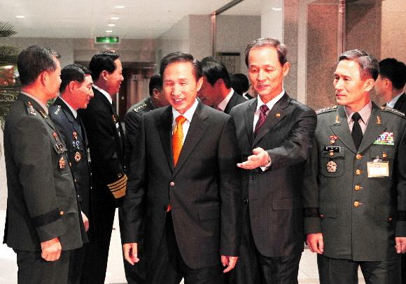 이명박 대통령 당선인이 11일 국방부·합동참모본부 현안 보고를 받기 위해 국방부를 방문, 김장수(오른쪽 두번째) 국방장관과 김관진 합참의장의 안내를 받고 있다. 김명국기자 daunso@seoul.co.kr