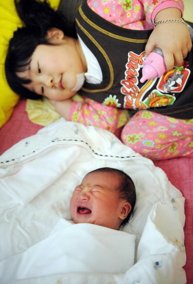 동생아 우유줄까?