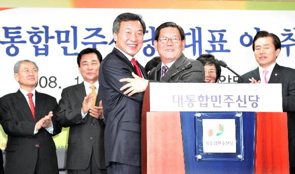 신·구 대표 포옹  손학규(왼쪽) 대통합민주신당 신임대표가 11일 당 대표 이·취임식에서 오충일 전 대표와 포옹하며 격려하고 있다. 최해국기자 seaworld@seoul.co.kr