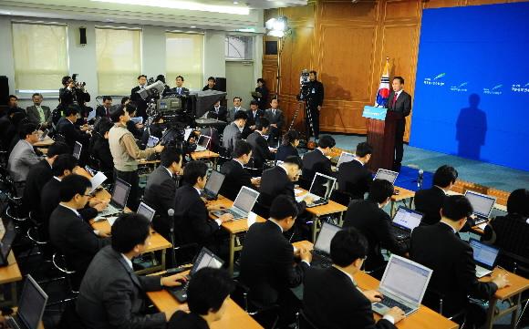 이명박 대통령 당선인이 14일 오전 삼청동 대통령직 인수위원회 대회의실에서 가진 신년기자회견에서 기자들의 질문에 답하고 있다. 인수위공동취재단