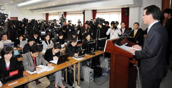 김형오 인수위 부위원장이 16일 서울 삼청동 대통령직 인수위 브리핑실에서 정부조직 개편 내용을 기자들에게 설명하고 있다. 김명국기자 daunso@seoul.co.kr