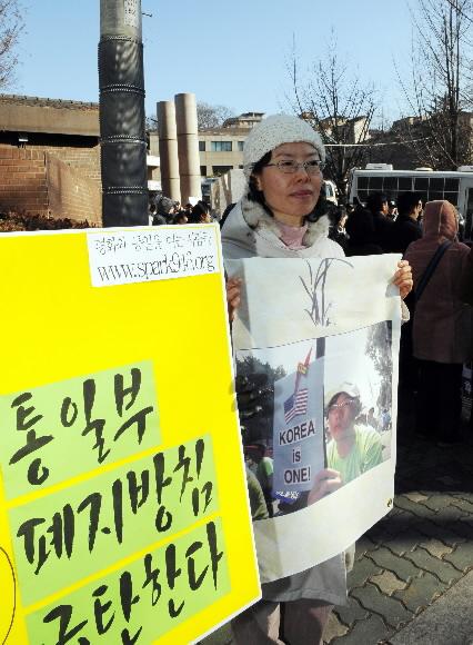 시민단체 “통일부 폐지 반대”  시민단체 ‘평화와 통일을 여는 사람들’의 한 회원이 16일 서울 삼청동 인수위 정문 앞에서 통일부 폐지 결정에 항의하는 시위를 하고 있다. 김명국기자 daunso@seoul.co.kr