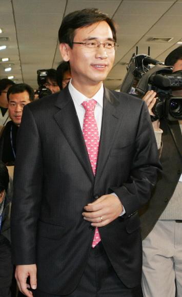 대통합민주신당 유시민 의원이 16일 국회 정론관에서 탈당과 무소속 대구출마를 선언한 뒤 기자회견장을 떠나고 있다. 최해국기자 seaworld@seoul.co.kr