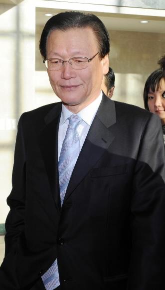 삼성 비자금 의혹 사건을 수사하고 있는 조준웅 특별검사가 16일 서울 한남동의 특검사무실로 출근하면서 기자들의 질문을 받고 있다. 손형준기자 boltagoo@seoul.co.kr