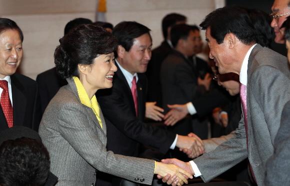 중국특사 자격으로 중국을 방문중인 박근혜 전 한나라당 대표가 16일 북경 주중대사관에서 한국 기업인들과 면담을 가졌다.박 전 대표가 우남균 LG전자 중국법인 회장과 악수하고 있다. 국회사진기자단