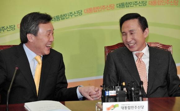 이명박 대통령 당선인이 17일 서울 여의도 국회에서 대통합민주신당 손학규 대표와 회동, 정부 조직 개편안에 대한 동의를 호소하고 있다. 사진공동취재단