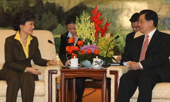 이명박 대통령 당선인의 중국 특사로 중국을 방문 중인 박근혜(왼쪽) 전 한나라당 대표가 17일 베이징 북건청에서 후진타오 중국 국가주석에게 중국어로 “다시 만나게 돼 영광입니다.”라고 인사말을 하고 있다. 베이징 국회사진기사단