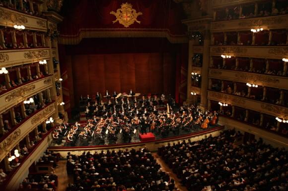 지자체 공연장들이 대형 해외공연 일색에서 벗어나 보다 다양한 프로그램을 선보여야 한다는 목소리가 높다. 사진은 9월 성남아트센터에서 선보일 이탈리아 라 스칼라 오케스트라의 공연 장면. 