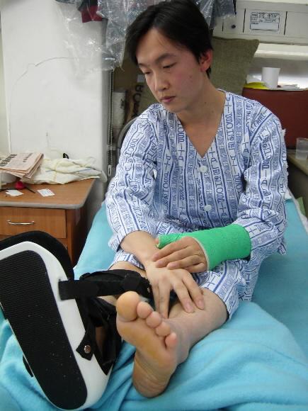 단속반원을 피하다 옥상에서 떨어진 중국인 노동자 쩡더썽이 사건 발생 54일이 지난 18일에도 서울 가리봉동 외국인노동자의원의 병상에 있다.