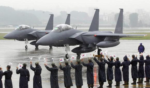 지난 2005년 10월 미국 본토에서 출발한 F-15K 3,4호기가 서울공항에 착륙한 뒤 공군장병들의 환영을 받고 있다. 서울신문 포토라이브러리