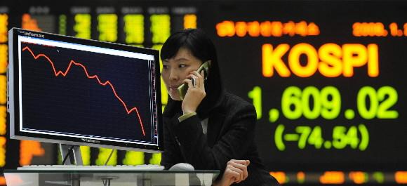 글로벌 증시의 패닉 사태로 장중 한때 1600선이 붕괴된 22일 서울 여의도 증권선물거래소에서 한 직원이 하락세를 기록한 증시 상황판 옆에서 누군가와 통화하고 있다. 손형준기자 boltagoo@seoul.co.kr