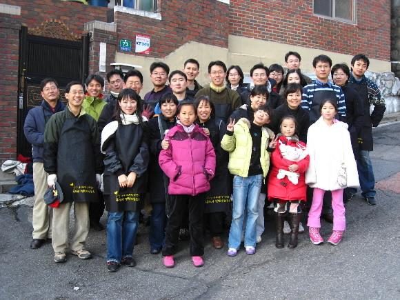 지난해 12월8일 서울 서대문구 남가좌1동에서 열린 ‘2007 사랑의 연탄 나눔 행사’에 참석한 지평 가족들. 지평 제공