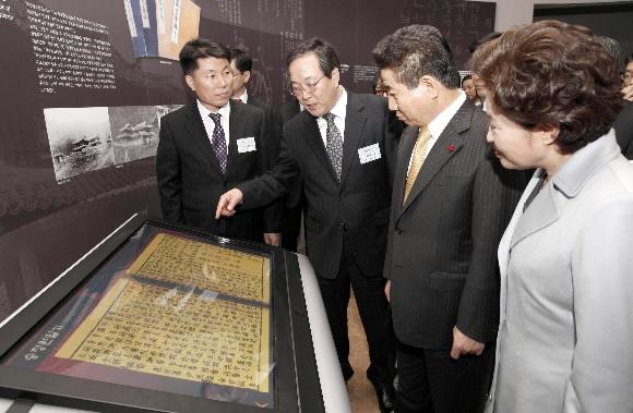 노무현 대통령이 22일 경기도 성남시에 있는 국가기록원 안의 대통령기록관을 방문,관계자들의 설명을 듣고 있다. 청와대사진기자단