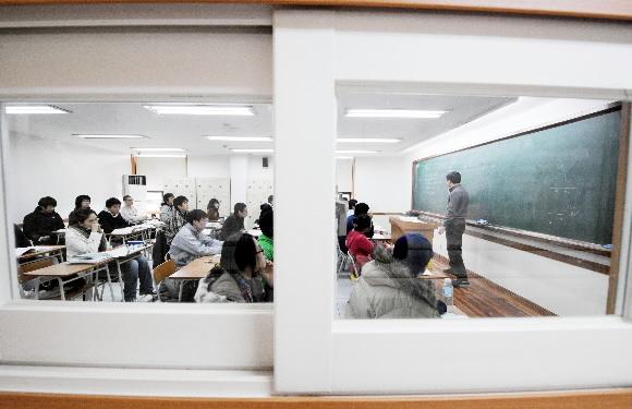 수능 등급제 사실상 폐지 발표 이후 2009학년도 입시에 재수생들이 대폭 늘어날 것으로 예상되는 가운데 미리 재수를 선택한 학생들이 23일 서울 양천구 목동의 재수 입시전문 학원에서 선행반 수업을 듣고 있다. 안주영기자 jya@seoul.co.kr