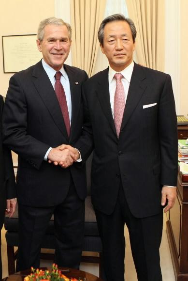 정몽준 특사, 부시 면담 이명박 대통령 당선인의 특사 자격으로 미국 워싱턴을 방문 중인 한나라당 정몽준(오른쪽) 의원이 22일(현지시간) 백악관에서 조지 부시 대통령을 만나 악수하고 있다.  워싱턴 김명국특파원 daunso@seoul.co.kr