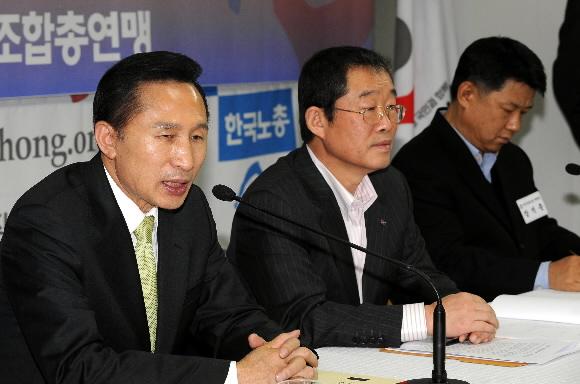 이명박 대통령 당선인이 23일 서울 여의도 한국노총을 방문해 정책간담회를 갖고 있다. 오른쪽은 이용득 한국노총 위원장. 최해국기자 seaworld@seoul.co.kr