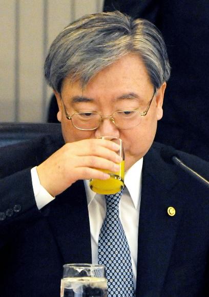 금융시장의 불안심리를 차단하기 위해 23일 서울 명동 은행회관에서 열린 금융정책협의회에서 김석동 재정경제부 제1차관이 물을 마시고 있다. 이호정기자 hojeong@seoul.co.kr