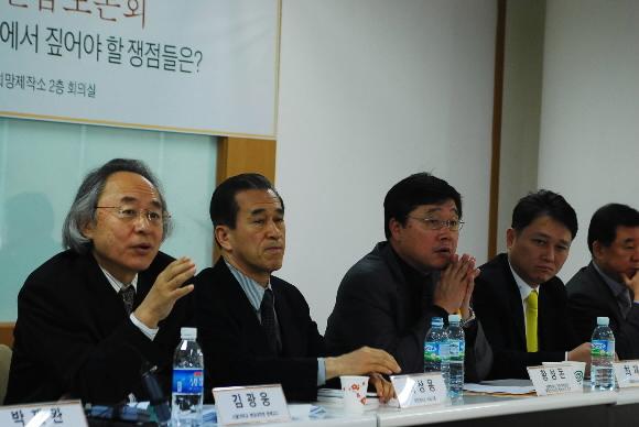 ‘정부조직개편안 긴급 토론회’가 24일 서울 종로구 수송동 희망제작소 회의실에서 열렸다. 토론회의 발제를 맡은 김광웅(사진 왼쪽부터) 서울대학교 행정대학원 명예교수, 사회자 최상용 희망제작소 상임고문, 토론자로 나선 황성돈 선진화재단 정부개혁팀장, 최재성 대통합민주신당 원내부대표. 희망제작소 제공