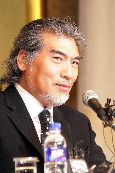 지난 1년여간 잠적해 온갖 괴소문에 휩싸였던 가수 나훈아가 25일 오전 그랜드 힐튼 호텔에서 공식기자회견을 갖고 그간의 심경을 말하고 있다. 연합뉴스