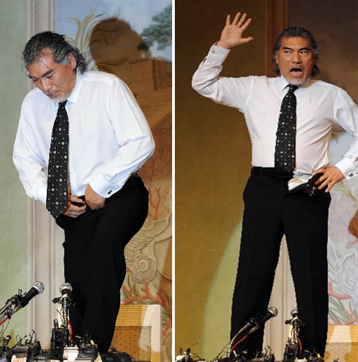 가수 나훈아씨가 25일 서울 홍은동 그랜드힐튼 호텔 그랜드볼룸에서 기자회견을 갖던 도중 허리띠를 풀고 바지를 조금 내리며 자신을 둘러싼 괴소문에 반박하고 있다. 정연호기자 tpgod@seoul.co.kr