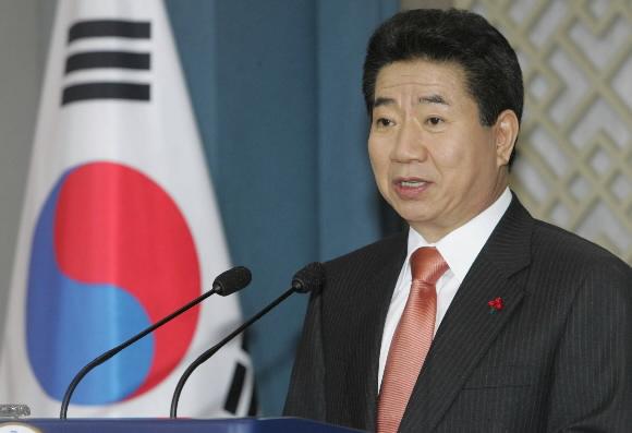 노무현 대통령이 28일 청와대 춘추관에서 긴급 기자회견을 열고 정부조직개편안이 국회를 통과할 경우 거부권을 행사하겠다는 의사를 밝히고 있다. 청와대 사진기자단