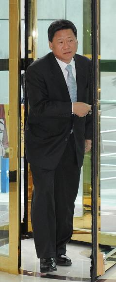 박태진 삼성탈레스 사장이 28일 서울 한남동 삼성특검 사무실에 참고인 자격으로 조사받기 위해 출석하고 있다. 손형준기자 boltagoo@seoul.co.kr