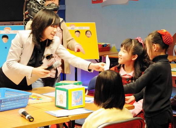 29일 영어교육정책연구센터 주최로 서울 중구 이화여고 백주년기념관에서 열린 제2회 영어수업 개선대회에서 경북 의성 점곡초등학교팀이 영어 수업을 선보이고 있다. 이호정기자 hojeong@seoul.co.kr