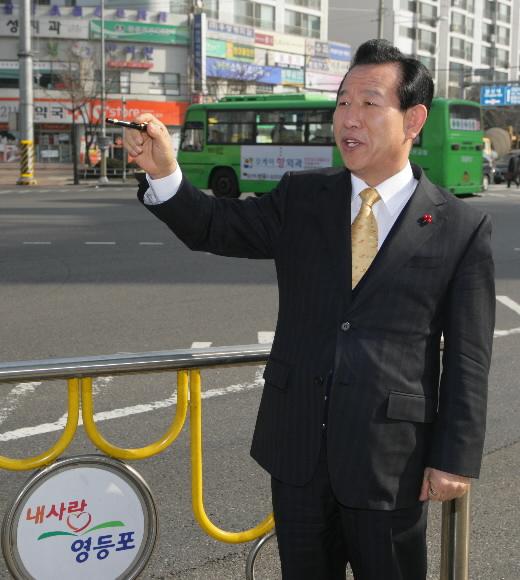 29일 김형수 구청장이 당산동 영등포구청 앞 사거리에서 십자축 자전거 전용도로구간을 설명하고 있다. 영등포구 제공