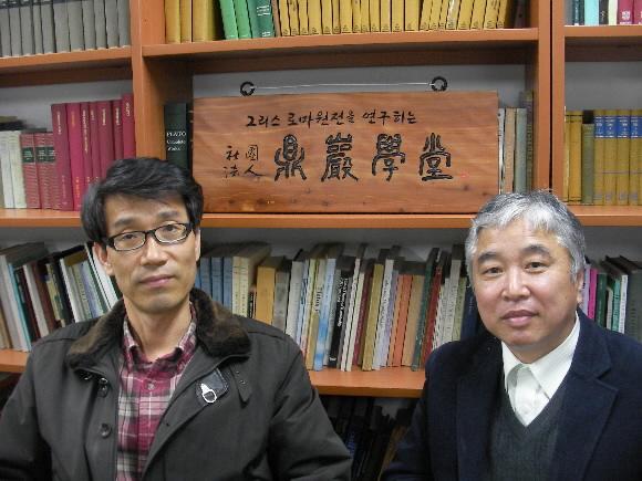 이정호(오른쪽) 정암학당 이사장과 김인곤 학당장은 오직 고대철학 1차 자료 번역을 학문적 사명감으로 알고 매달려왔다. 신영복 성공회대 석좌교수가 쓴 학당 현판(‘그리스 로마 원전을 연구하는 사단법인 정암학당’)은 새달 19일 횡성 학당에 걸릴 예정이다.