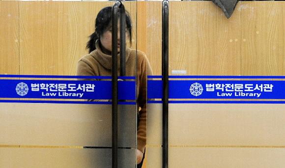 로스쿨 예비 인가에서 탈락한 동국대의 한 학생이 30일 법대 법학전문도서관에서 문 밖으로 나서고 있다. 손형준기자 boltagoo@seoul.co.kr