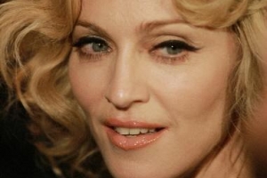 마돈나, 영화감상중 ‘문자질’하다 “극장 출입금지”