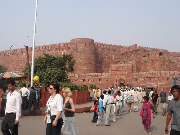 아그라성은 성벽과 성문이 붉은 사암으로 돼 있지만 성 안은 정교하고 아름답게 꾸며져 있다. 포로의 탑에서 아들에게 왕권을 빼앗긴 샤자한이 말년을 비참하게 보냈다. 최종찬특파원 siinjc@seoul.co.kr