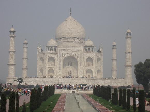 타지마할은 무굴제국의 샤자한 황제가 죽은 왕비 뭄타즈 마할을 위해 지은 궁정 형식의 무덤이다. 세계에서 가장 화려한 건물로 7대 불가사의의 하나로 꼽힌다. 