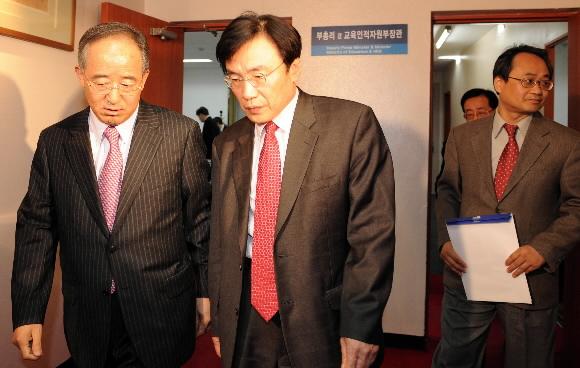 로스쿨 예비 인가에서 탈락한 동국대 오영교(왼쪽) 총장이 31일 오전 교육부를 항의 방문해 김정기 교육부 차관보와 이야기를 나누며 차관보실로 향하고 있다. 손형준기자 boltagoo@seoul.co.kr