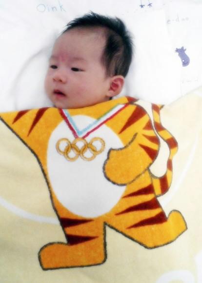 2등 호돌이 민유 귀여운 저희 조카 민유가 88올림픽 마스코트였던 호돌이 이불을 절묘하게 덮고 있기에 사진에 담았답니다. 그런데 민유는 호돌이가 누군지 알기나 할까요?  (채유리·서울 종로구 낙원동)