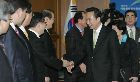 이명박 대통령 당선인이 4일 서울 삼청동 대통령직 인수위 대회의실에서 열린 관광산업인과의 간담회에서 참석자들과 인사하고 있다. 사진 공동취재단