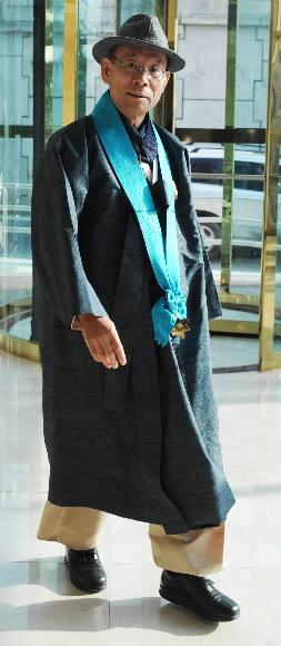 산업훈장 달고 출두 이해규 전 삼성중공업 부회장이 4일 두루마기 차림에 산업훈장을 단 독특한 모습으로 서울 한남동 삼성 특검팀 사무실로 출두하고 있다. 안주영기자 jya@seoul.co.kr