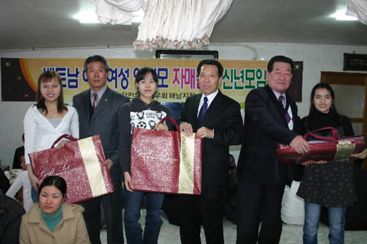 지난 1일 전남 해남읍 한 식당에서 베트남에서 시집온 이주 여성들이 한국인 양부모와 자매결연을 하고 선물을 받고 있다. 해남신문 제공