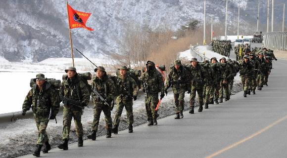 천리행군에 나선 해병대 1사단 특수수색대대 대원들이 4일 오후 강원도 평창에서 정선으로 도로를 따라 행군하고 있다. 살을 에는 듯한 추위와 칼바람 속에서도 백두대간을 따라 걷는 대원들의 발걸음이 활기차기만 하다. 평창 손형준기자 boltagoo@seoul.co.kr
