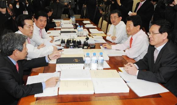 대통합민주신당과 한나라당, 대통령직인수위원회 관계자들이 5일 정부조직개편안 처리 방안을 논의하기 위해 국회에서 머리를 맞댔다. 왼쪽부터 시계방향으로 유인태 국회 행정자치위원장, 김효석 통합신당 원내대표, 김진표 통합신당 정책위의장, 이한구 한나라당 정책위의장, 안상수 한나라당 원내대표, 김형오 인수위 부위원장. 최해국기자 seaworld@seoul.co.kr