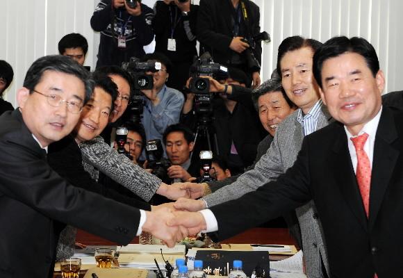 정부조직개편안을 논의하기 위해 10일 국회에서 재개된 여야 6인회의에 앞서 참석자들이 악수하고 있다. 왼쪽부터 한나라당의 이한구 정책위의장, 안상수 원내대표, 김형오 대통령직 인수위 부위원장, 대통합민주신당의 유인태 국회 행정자치위원장, 김효석 원내대표, 김진표 정책위 의장. 김명국기자 daunso@seoul.co.kr